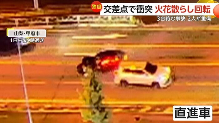 直進車が対向車線に飛び出し白い車にぶつかる(甲斐ホテル提供)