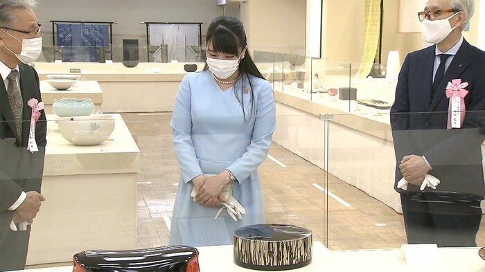 工芸展を鑑賞される眞子さん(2020年9月)