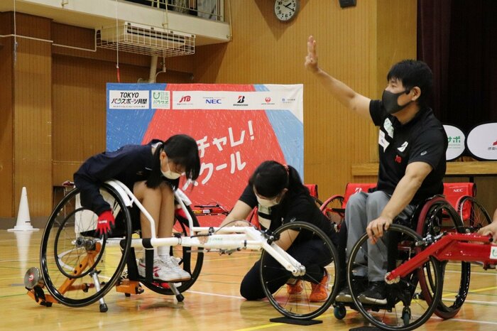 固定されたレーサーで永尾さんのスピードに挑戦する生徒たち