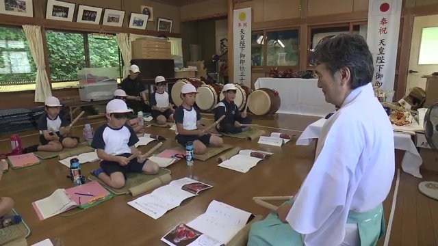 児童たちが授業の一環として神楽に触れる