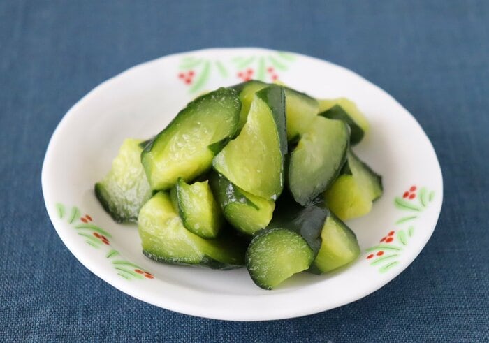 乱切りにしたきゅうりを昆布茶で和えて冷凍した浅漬け