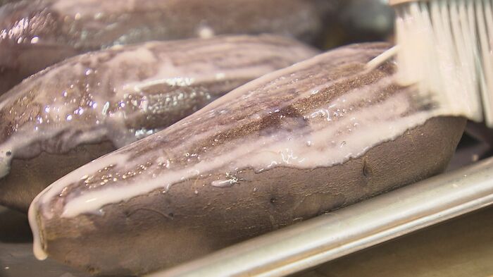 アツアツの焼き芋に自社製の甘酒をたっぷり二度塗り