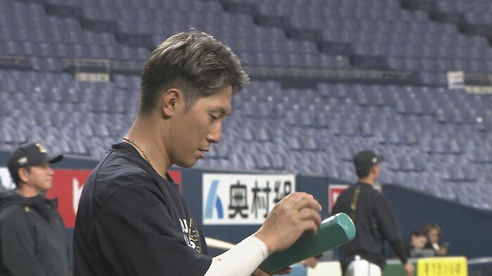 特殊なバットで練習を行う西川龍馬