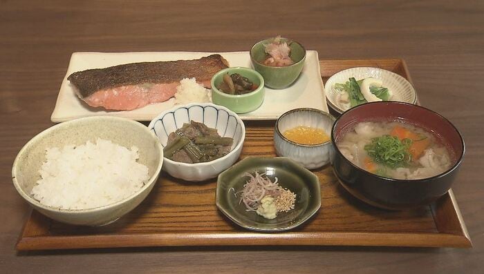 鮭定食(3000円)※ランチタイムに提供