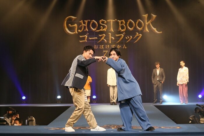 ポーズを決める神木隆之介さん(左)と柴崎楓雅さん