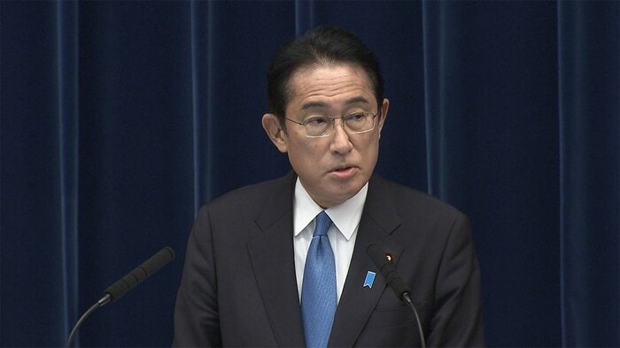 記者会見を行った岸田首相(28日)