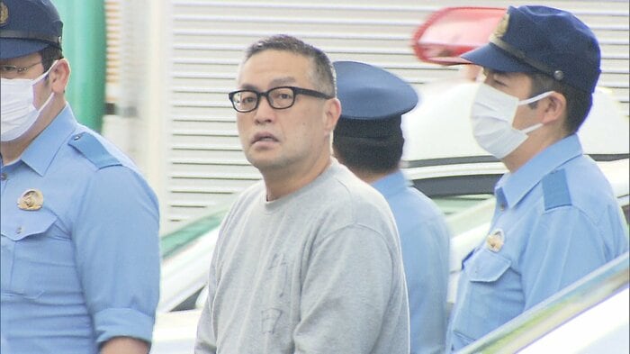 じっと、報道カメラをにらみつけていた佐々木容疑者。元暴力団組員で、現在は、職業不詳だ