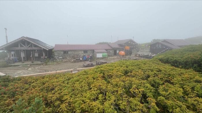 大自然の中にたたずむ黒岳石室