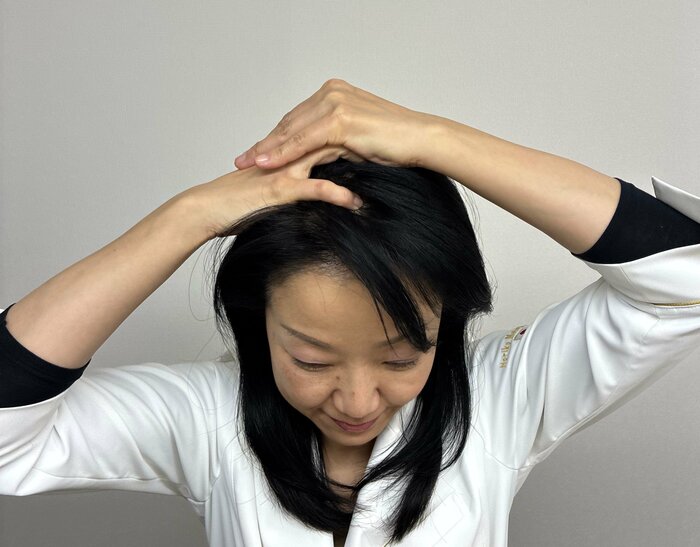頭皮を揺らすようにほぐすのがコツ（特集班撮影）