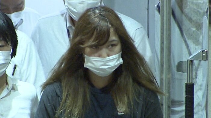 逮捕の母親「ドアをふさぐためにソファを置いていた」 3歳娘 放置死