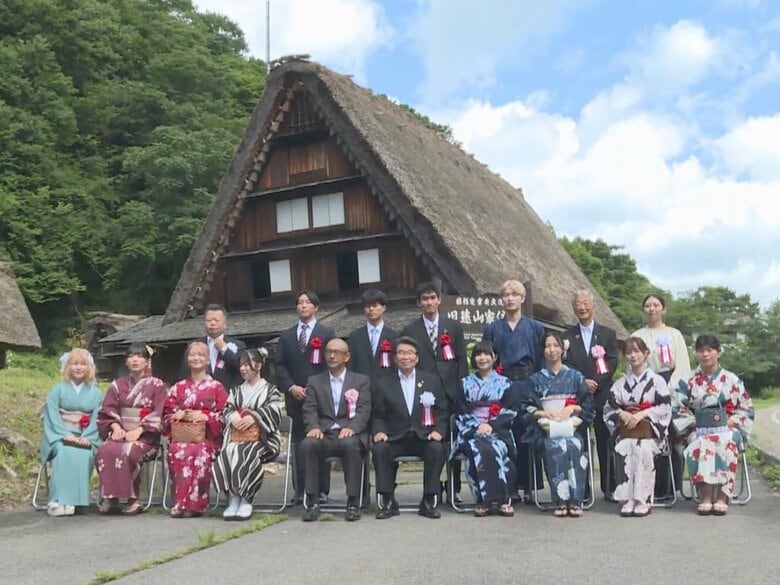 雪深い冬を避け毎年8月に…岐阜県白川村で「二十歳を祝う会」12人が再会を喜びながら合掌造りの前で記念撮影｜FNNプライムオンライン