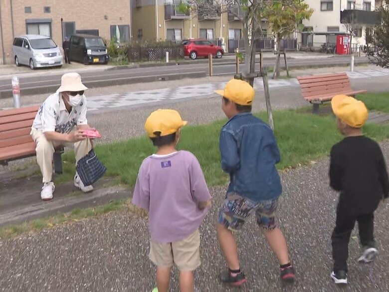 不審者役「チョコレートあげるよ…」小学1年生が参加“ちびっこリアル防犯教室” 大声を上げて逃げ出すこと学ぶ｜FNNプライムオンライン