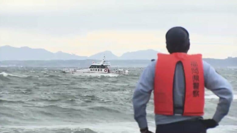 【速報】砂浜で発見の遺体は19歳の男子大学生と確認　防波堤から飛び込んでおぼれ行方不明に　漁港から約780メートル離れた砂浜　福岡・岡垣町｜FNNプライムオンライン