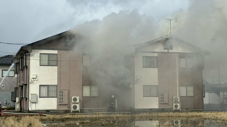 【速報】富山県滑川市のアパートで火事　消防が消火活動中　「2階の窓から煙が見える」と通報｜FNNプライムオンライン