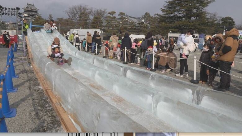 松本城に「氷の滑り台」　子どもたちが歓声　恒例の氷彫フェスティバル会場にお目見え　25日朝までは氷の彫刻を制作｜FNNプライムオンライン