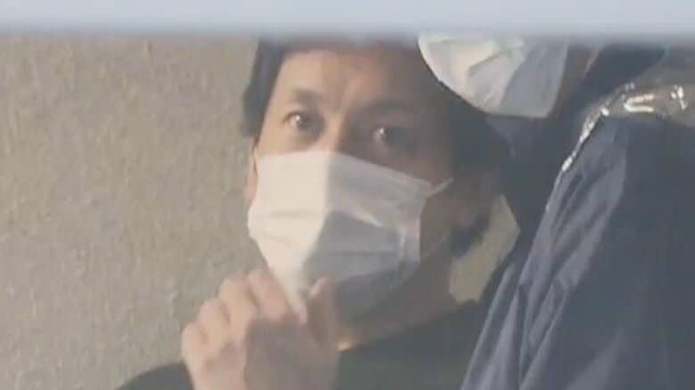 カメラに気づくとマスクで顔を隠し…特殊詐欺Gの“受け子”統括役の男ら逮捕　総額1億2000万円詐取か　警視庁｜FNNプライムオンライン