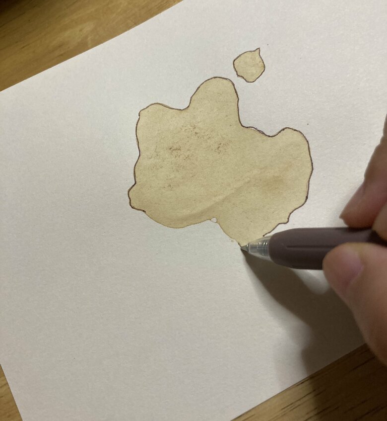 まず、ペンでシミの周囲をなぞります