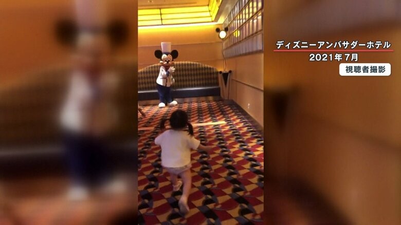 ミッキーの元に駆け寄る女の子