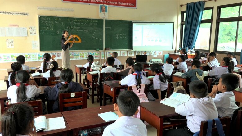 首都ビエンチャン郊外のドンカムサン教員養成校・付属小学校
