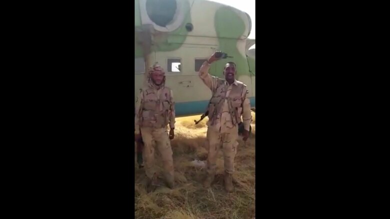 ヘリの前でポーズをとるRSFの兵士（4月15日に公開）　RSFはハルツーム近郊の軍事施設を掌握したと主張