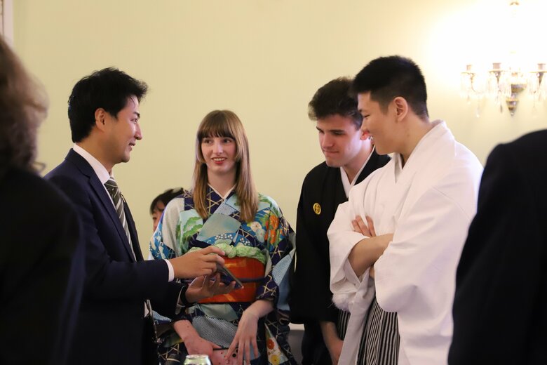 会場では大使館員と学生が交流する姿も
