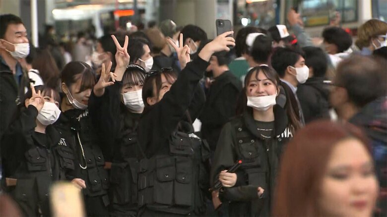 ハロウィーン前日の渋谷は、仮装した若い人たちでにぎわっていた。