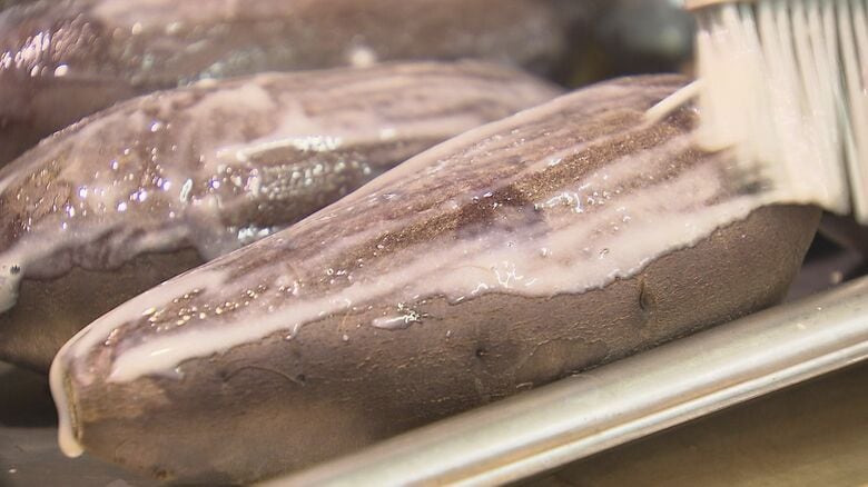 アツアツの焼き芋に自社製の甘酒をたっぷり二度塗り