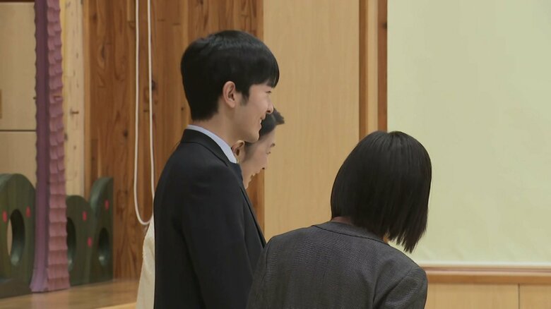 「子どもセンターぽっけ」を訪問された紀子さまと悠仁さま