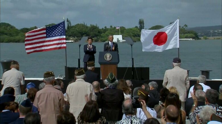 現職首相として初めてハワイの真珠湾攻撃の追悼施設を訪問（2016年12月）