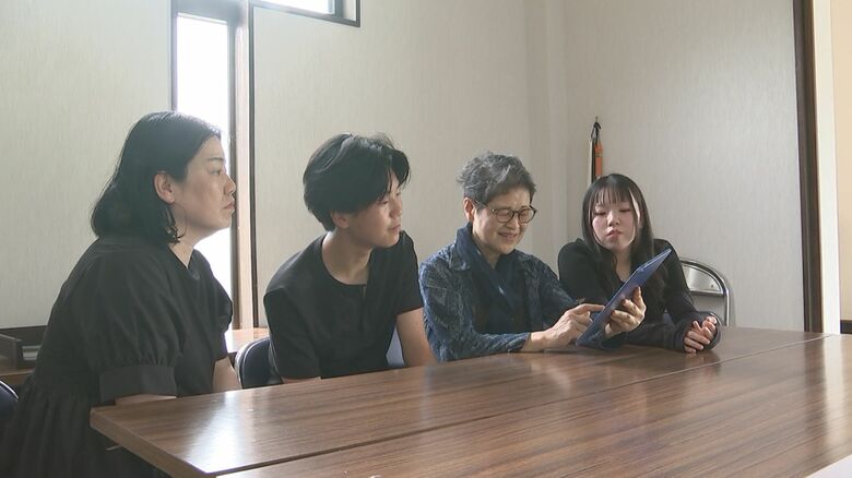 映像を親族に見せる堀端さん
