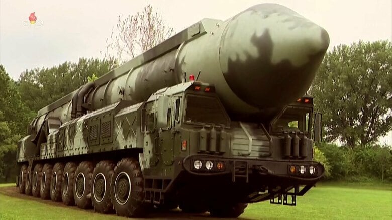 「火星18型」大陸間弾道ミサイルの移動式発射機（朝鮮中央テレビ・7月13日付）