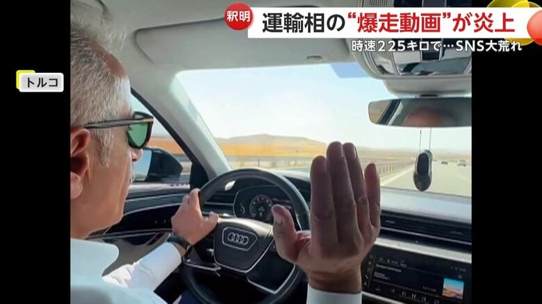 サングラスをかけ気持ちよさそうに高速道路を運転するウラロール運輸インフラ相