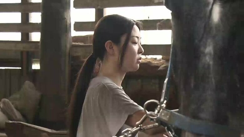 馬の毛並みを整える珠久さん