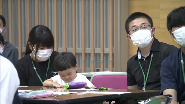 2歳の息子を連れて参加した長内大知さん一家
