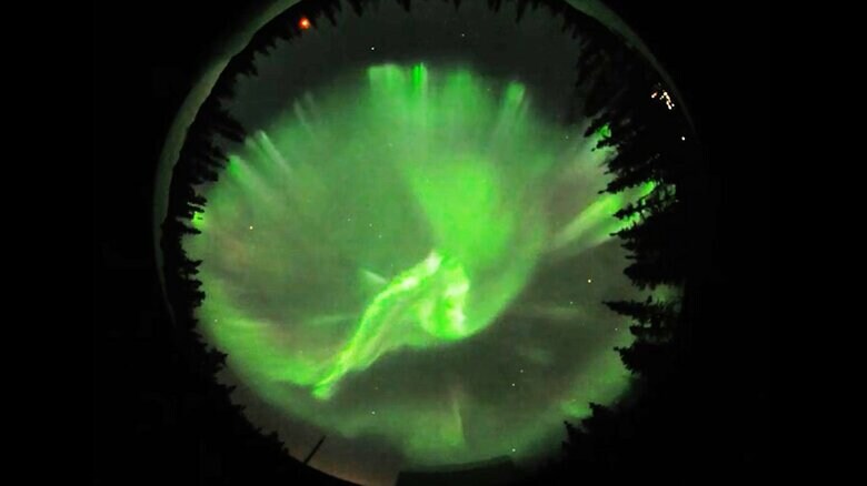 空がオーロラで覆い尽くされていく…