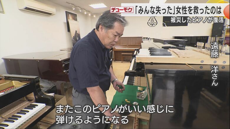 福島県いわき市の店舗で被災したピアノを修理する遠藤さん