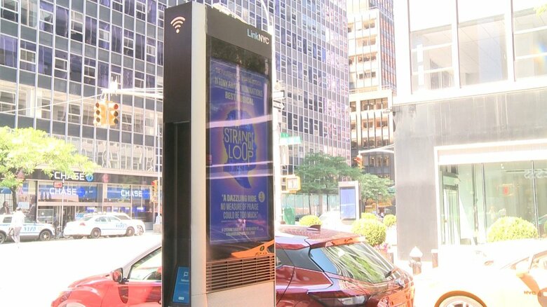 大きなスクリーンを使った広告収入で運営