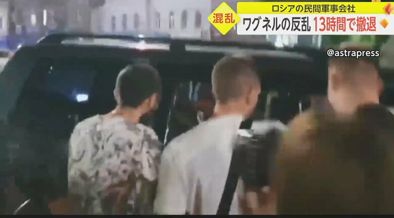 プリゴジン氏に握手を求める市民