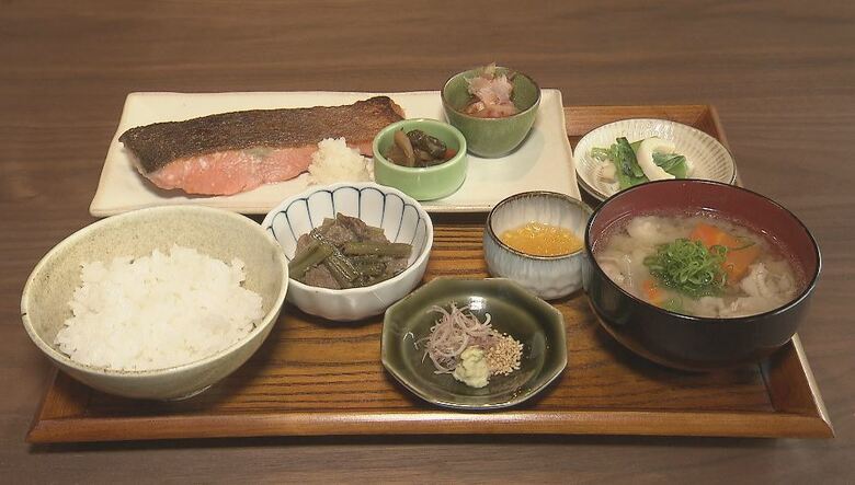 鮭定食（3000円）※ランチタイムに提供