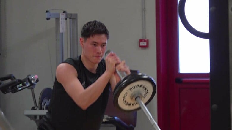 筋力トレーニングを行う高橋藍(21)