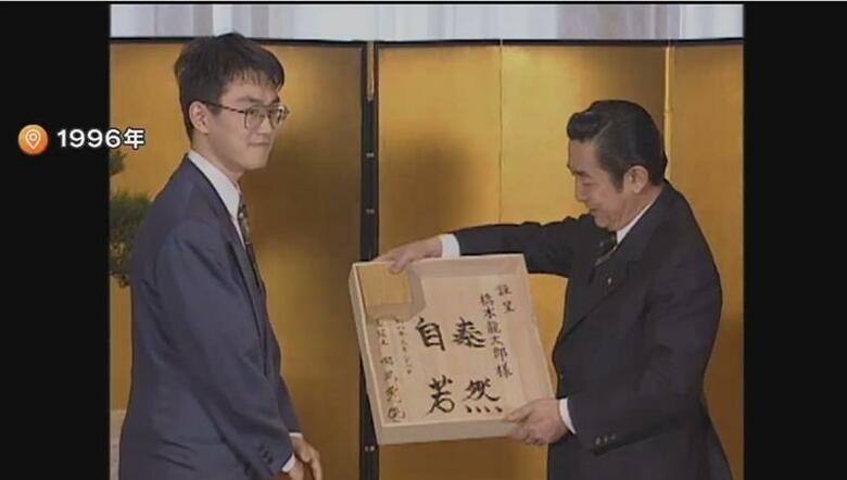 七冠を制覇した際に当時の橋本龍太郎首相から内閣総理大臣顕彰を授与された羽生善治・現九段（1996年）