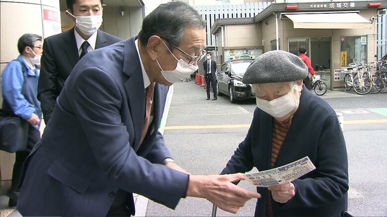 成城学園駅前で特殊詐欺防止を訴える露木茂さん（1日 東京･世田谷区）