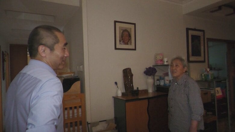 事件で19歳の息子を亡くした張先玲さん（右）　部屋には息子の遺影が