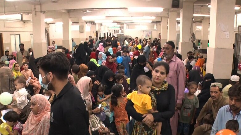 院内には足場がないほどの人があふれていた