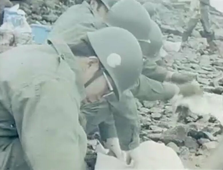 自衛隊員の回収作業