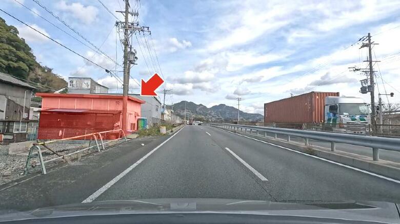 矢印がヤマボシ水産　バイパスからでは店の裏を通り過ぎるだけ