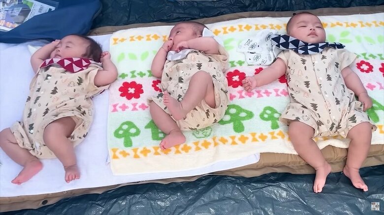 ピクニックでのテントの中（左から藍ちゃん、蓮くん、迅くん）