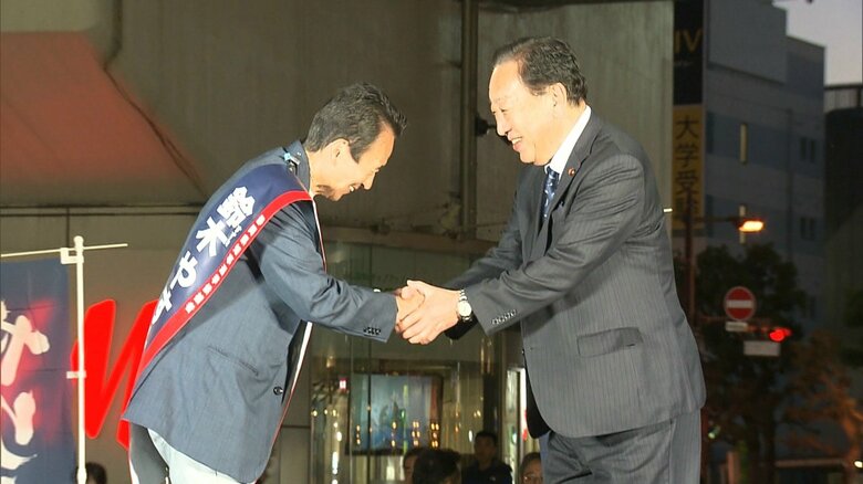 県知事選で盟友の応援に駆け付けた立憲民主党・野田代表（右・5月）