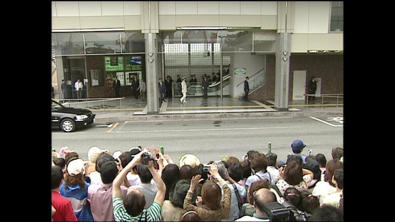 軽井沢駅前で両陛下を出迎える人々