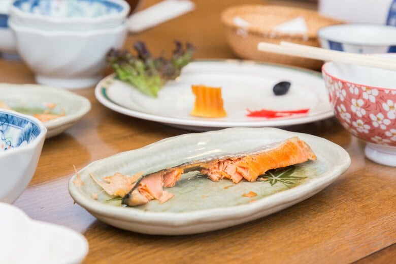 食べこぼしや汚れた食器はすぐ片付けること（画像：イメージ）